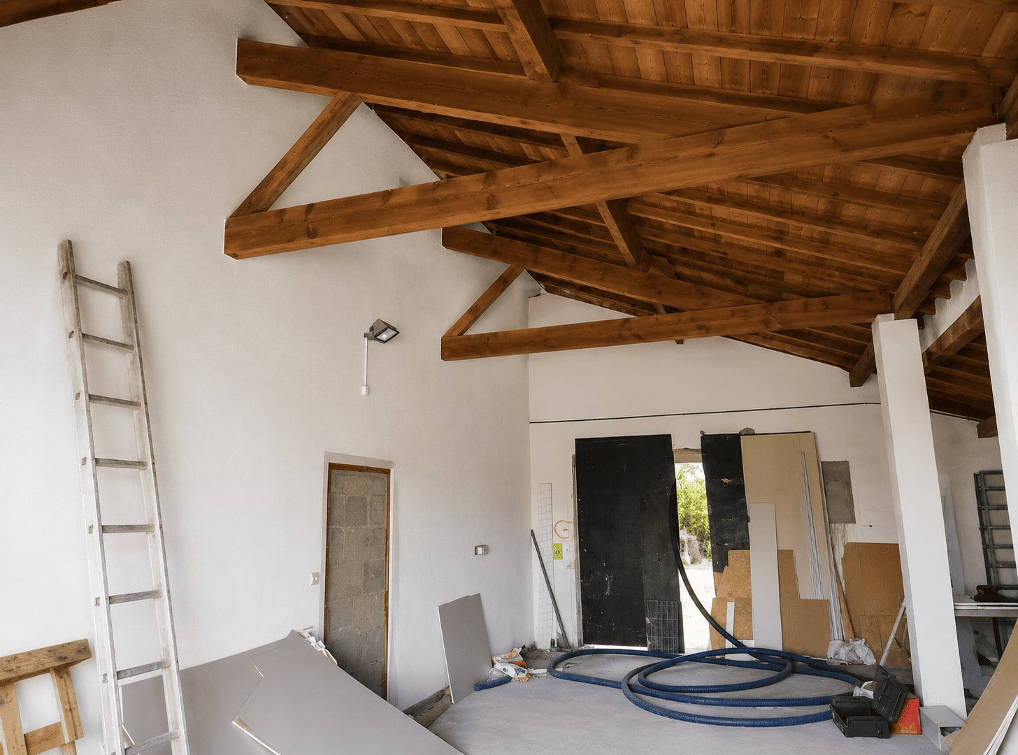 Le garage avant travaux : la hauteur sous toiture reste inoccupée.
