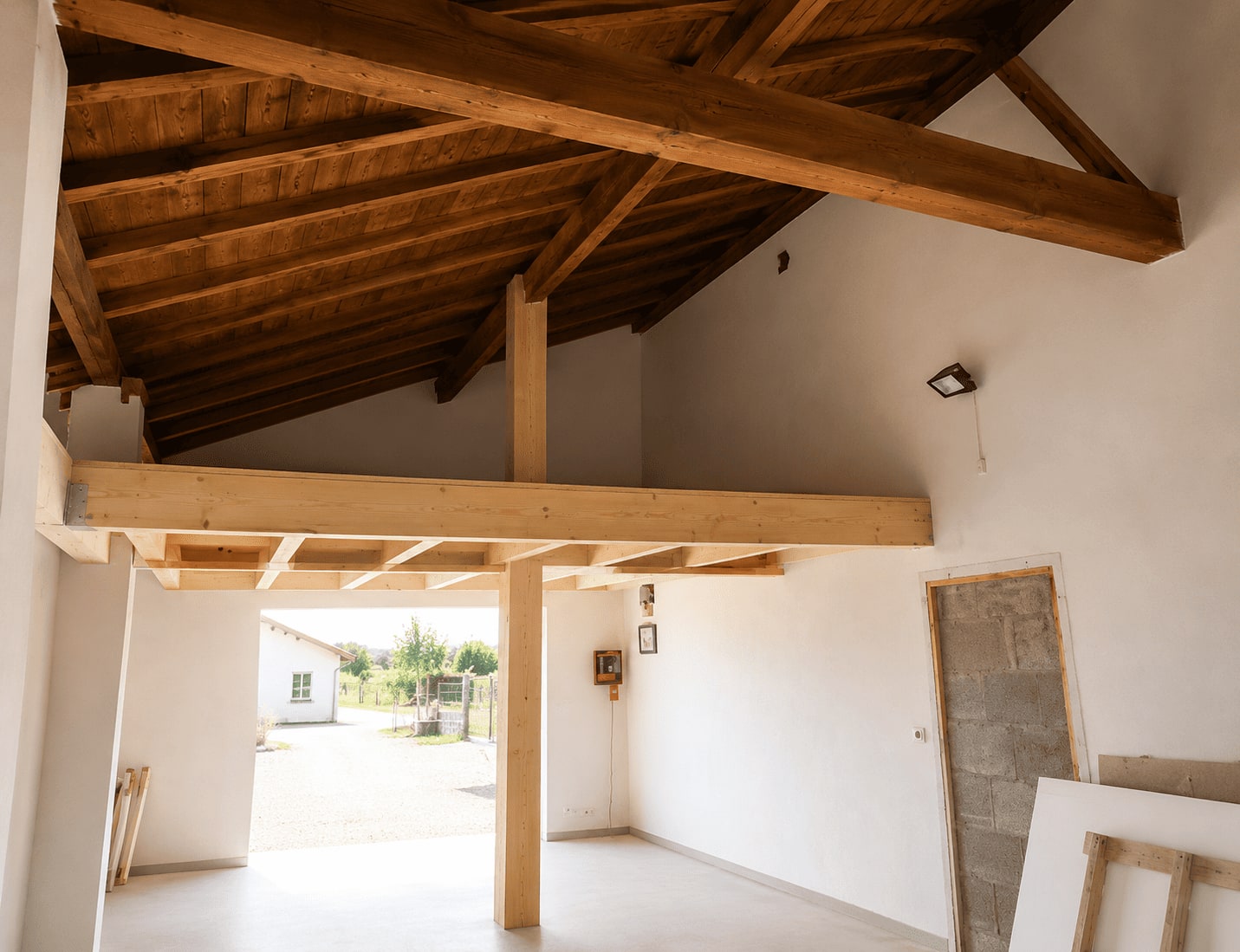 Le même garage après travaux : la structure de la mezzanine posée dans le volume.