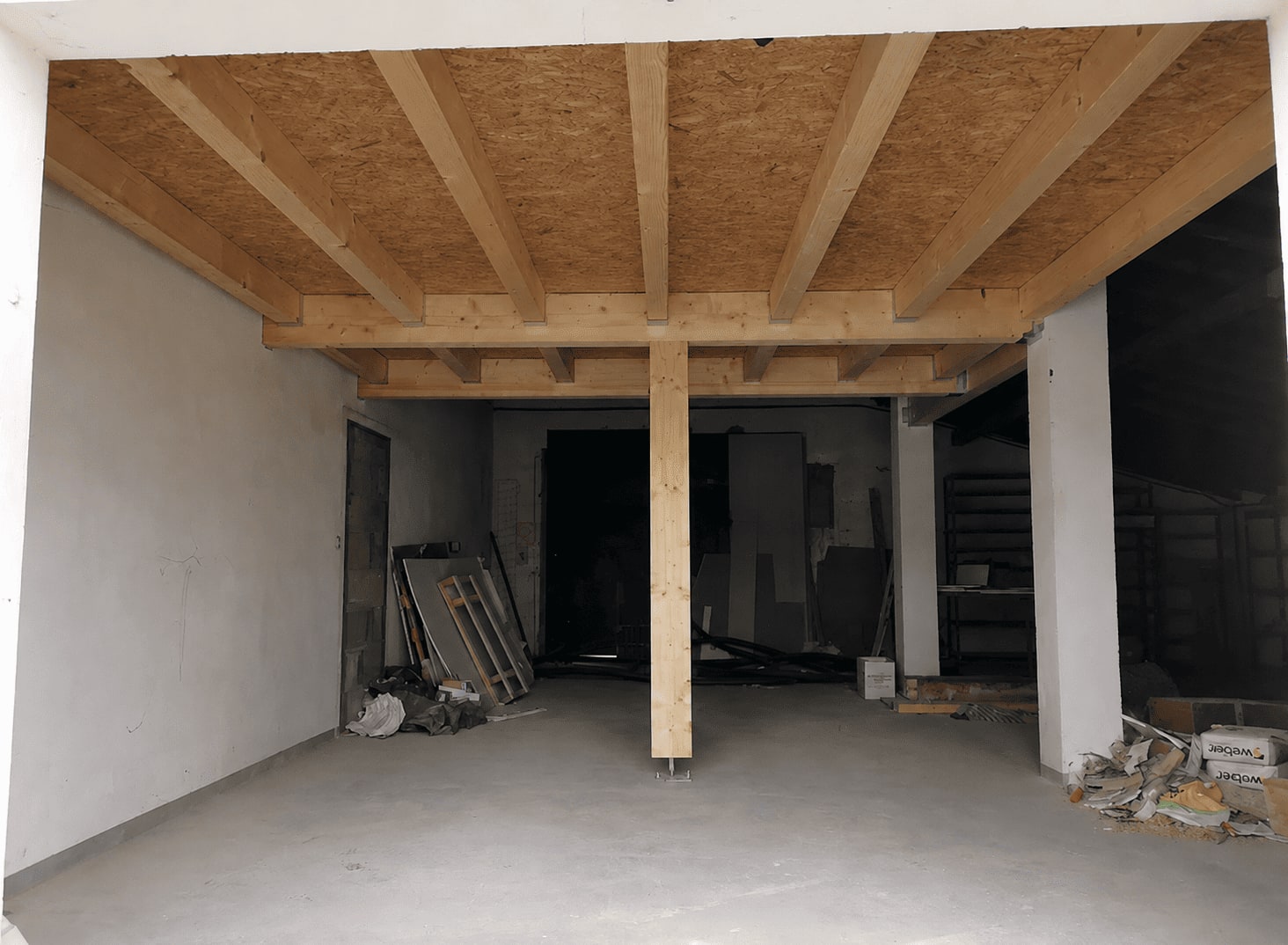Plancher en panneaux OSB posé sur un solivage bois.