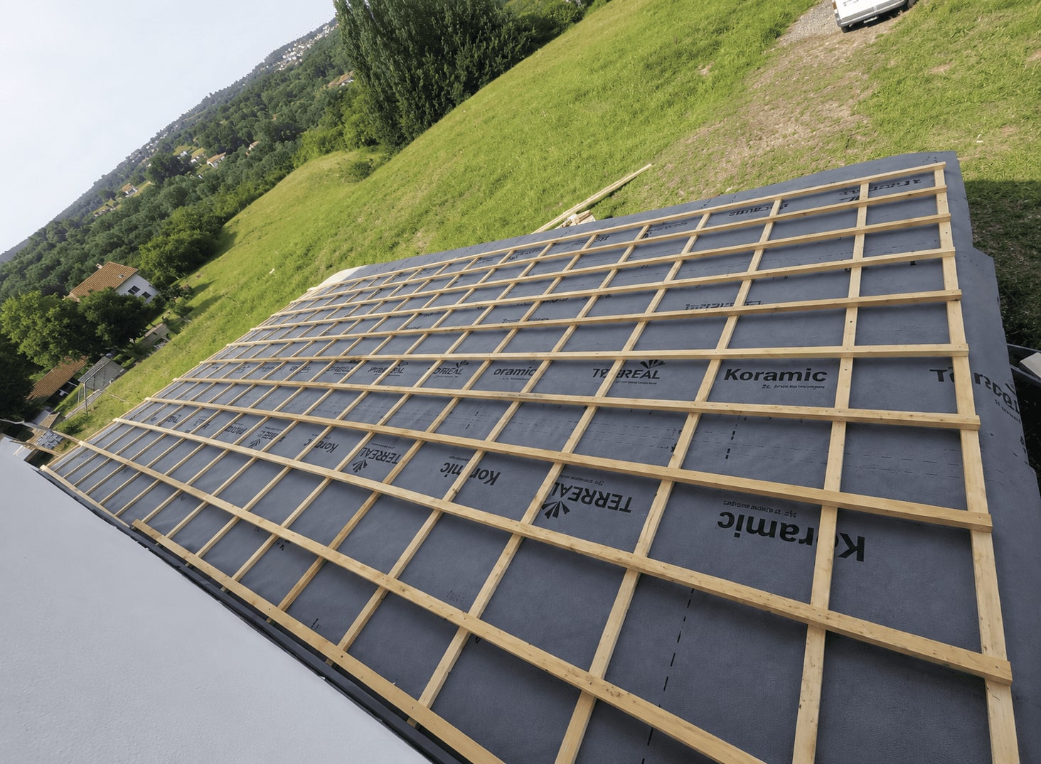 Écran sous-toiture déroulé et lattage fixé, prêts à recevoir les tuiles.